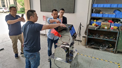 中南藥機(jī)：物料試機(jī)，認(rèn)真服務(wù)每一位客戶